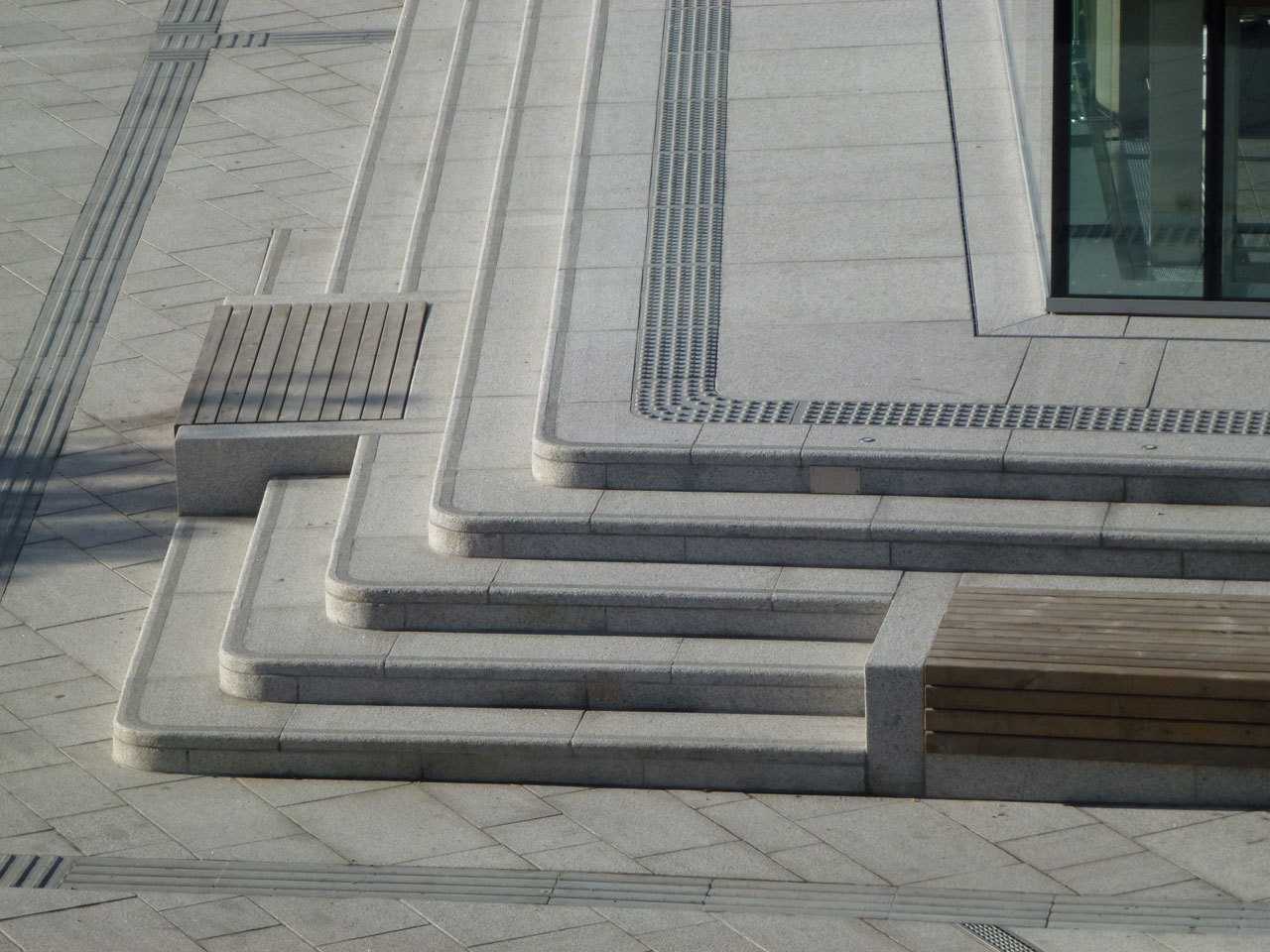 挪威 Lørenskog 中心广场 | 石材与绿植的和谐搭配-6