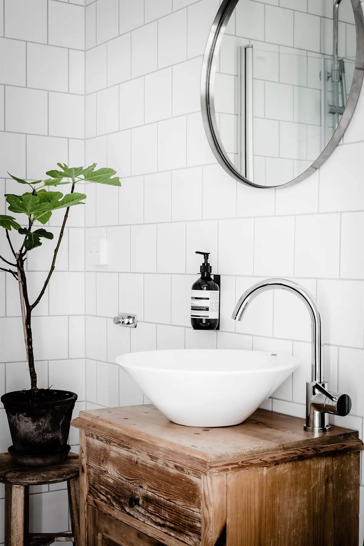 旧砖墙与古木门的细节之美-17