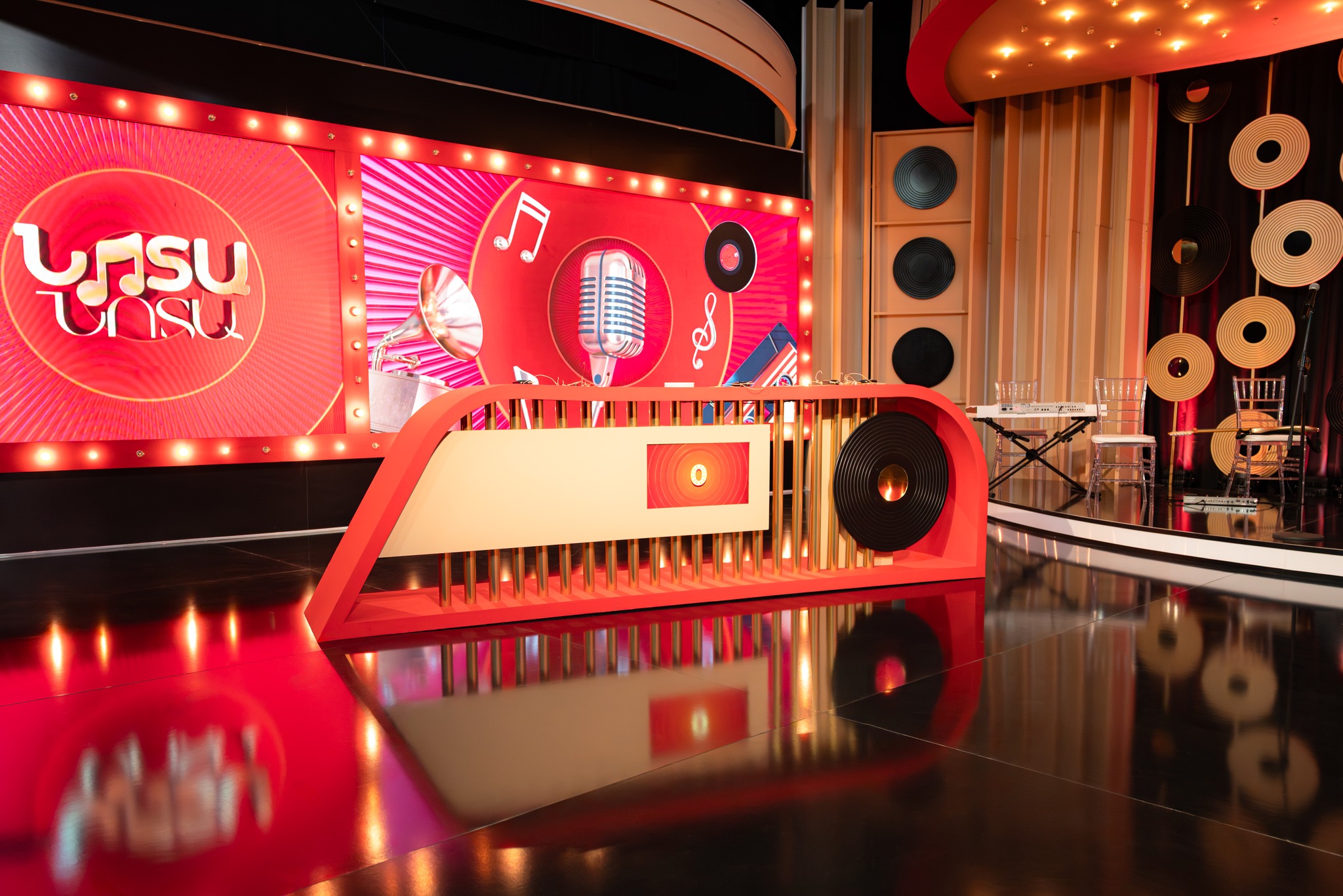 Every detail tuned to the rhythm of the show.-5