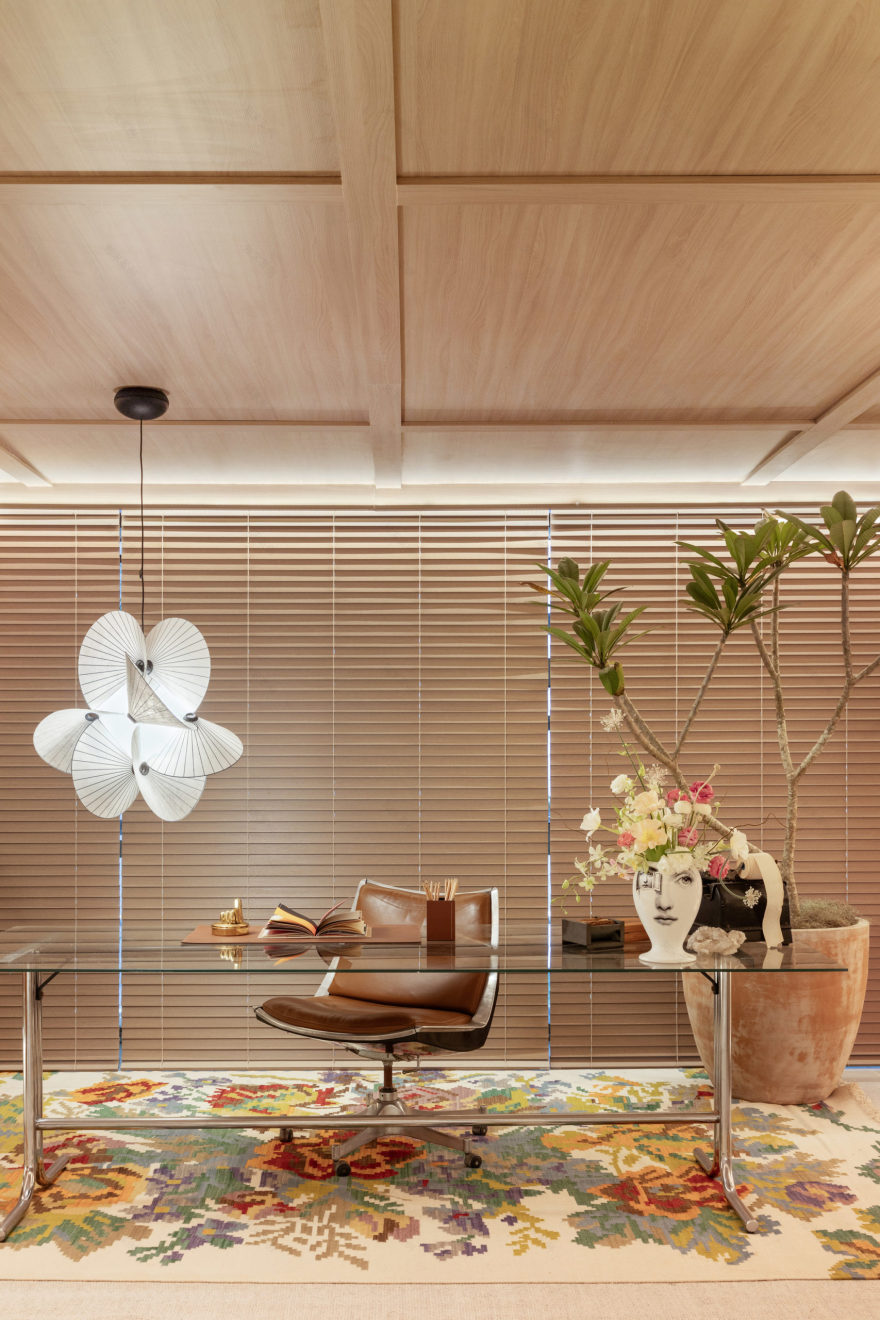 Home Office contemporâneo e acolhedor, repleto de móveis vintage - CasaCor SP 24 - Conexão Decór-6