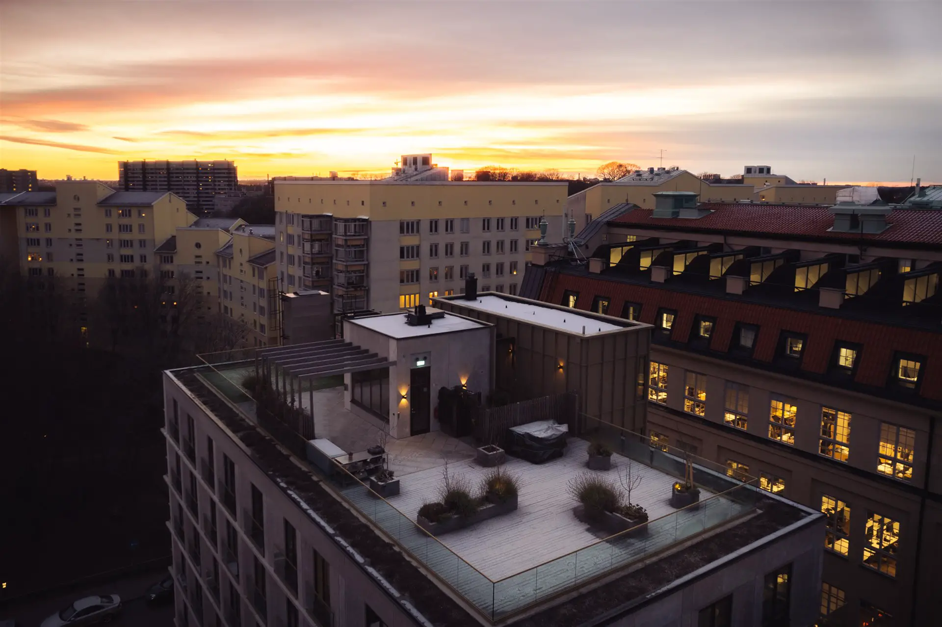 瑞典 37m2 屋顶小屋 | 工业风独立空间,4 米高天花板与 72m2 露台-13