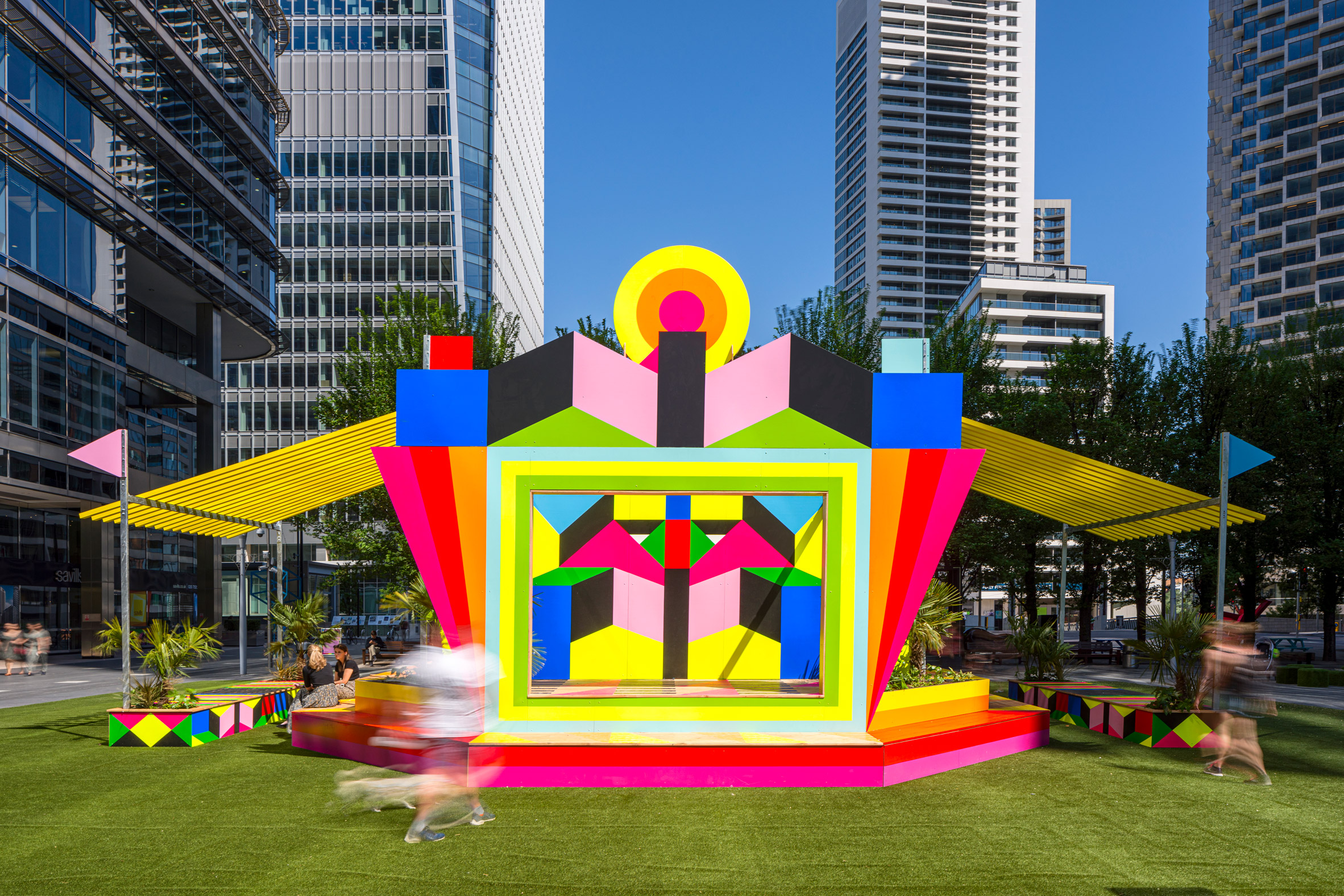 摩天大楼下的活力阳光亭-3