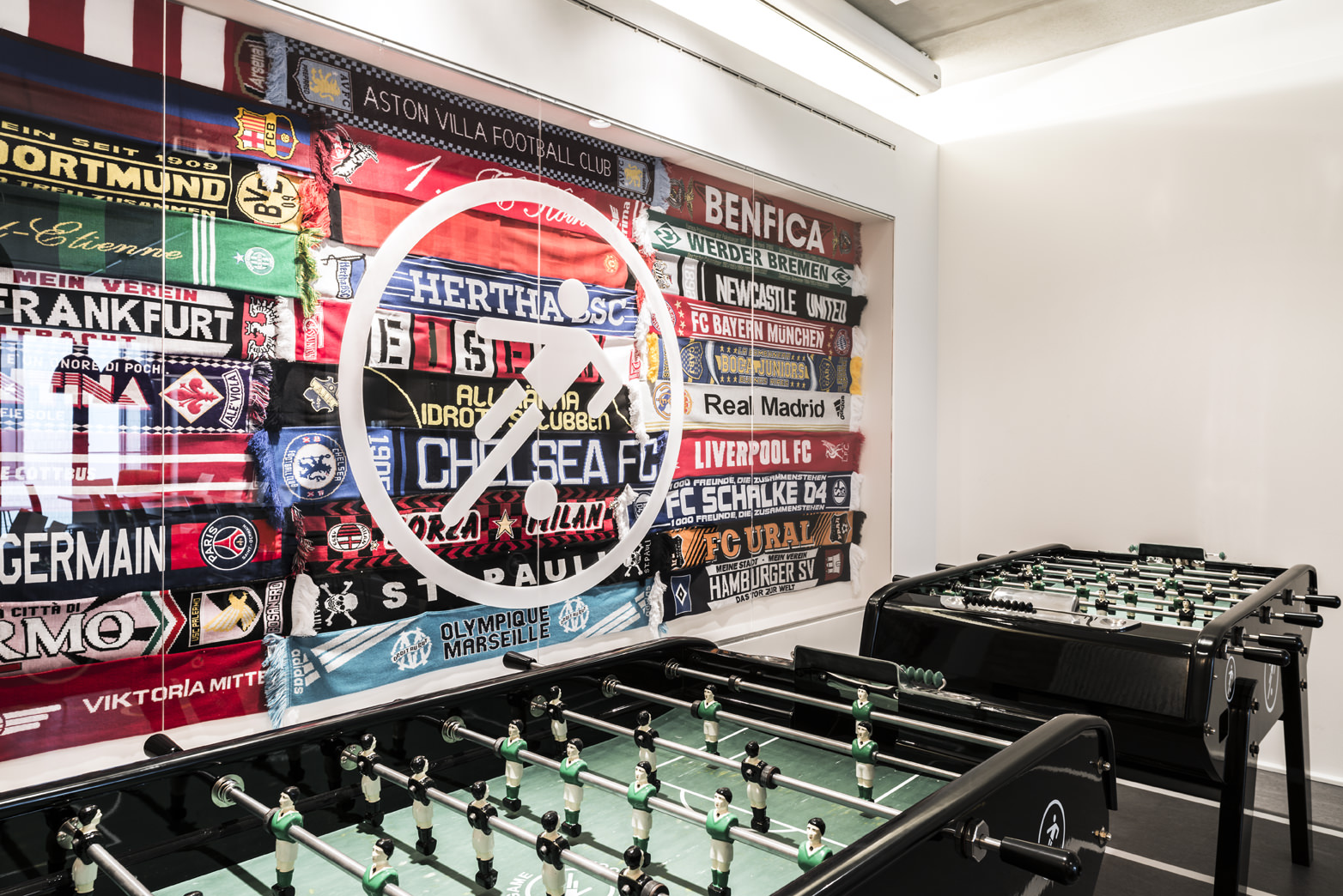 绿意盎然的足球主题办公室-36