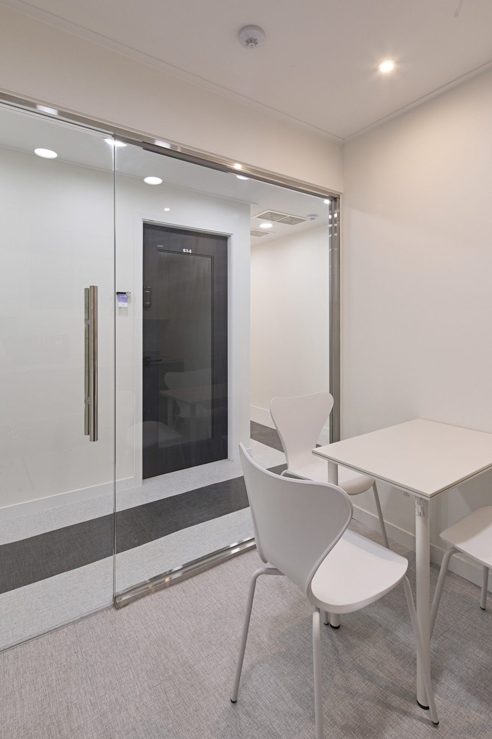 100 平极简共享办公空间设计-14