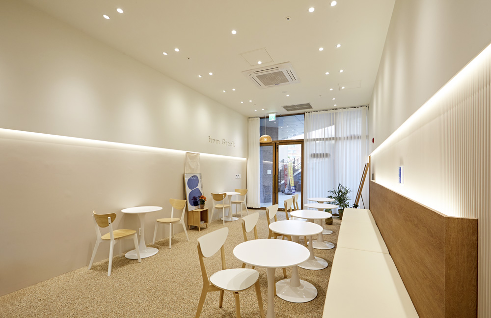 简约白色与木色调的 14 平米小空间设计-9