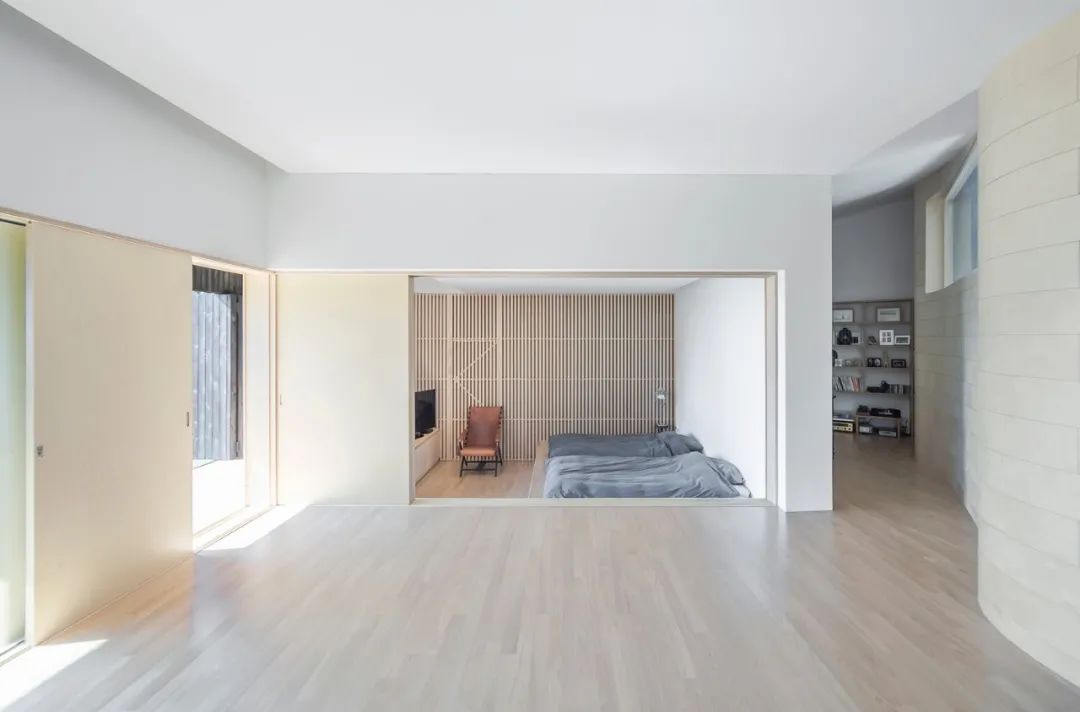 首尔以东的倾斜屋顶乡村住宅-45