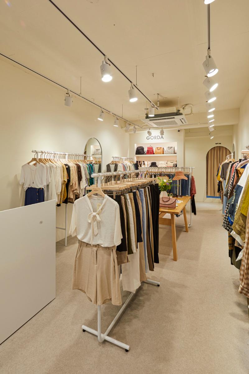 简约时尚的 14 平米衣物店设计-6