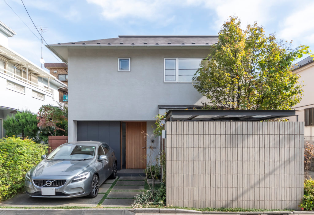 別荘地のように静かで緑に囲まれた家　緑と空の見える図書室でゆったりと本を読んで過ごす | Architecture | 100%LiFE-0