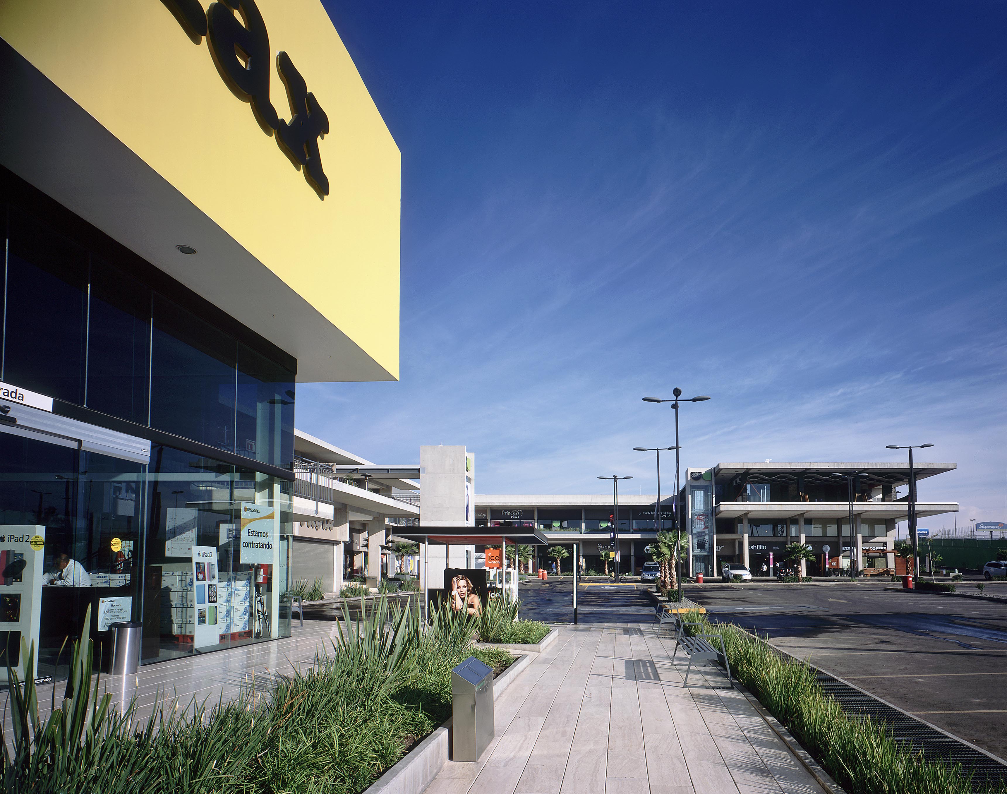 利用地形优势打造的商业中心-10