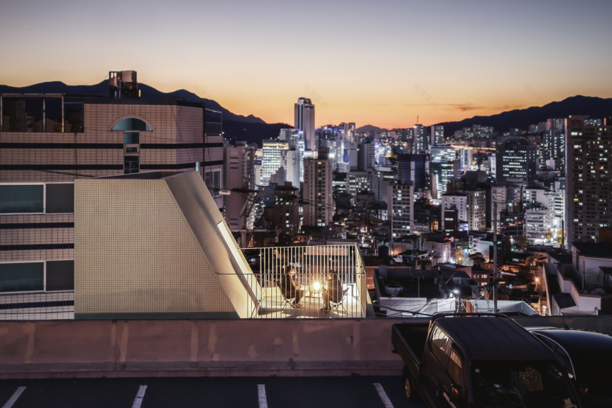 受限土地上的创意“大拇指”建筑-39