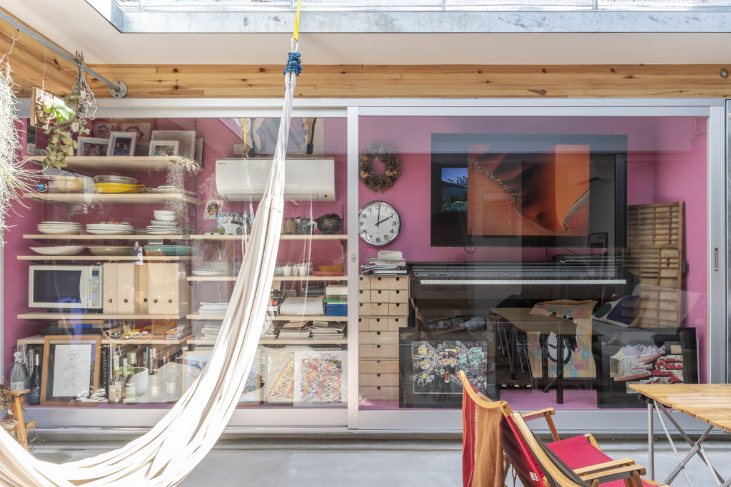 漫画の世界にも通ずる住空間リビングが外にあって、直接空を望める家で暮らす | Outdoor | 100%LiFE-6