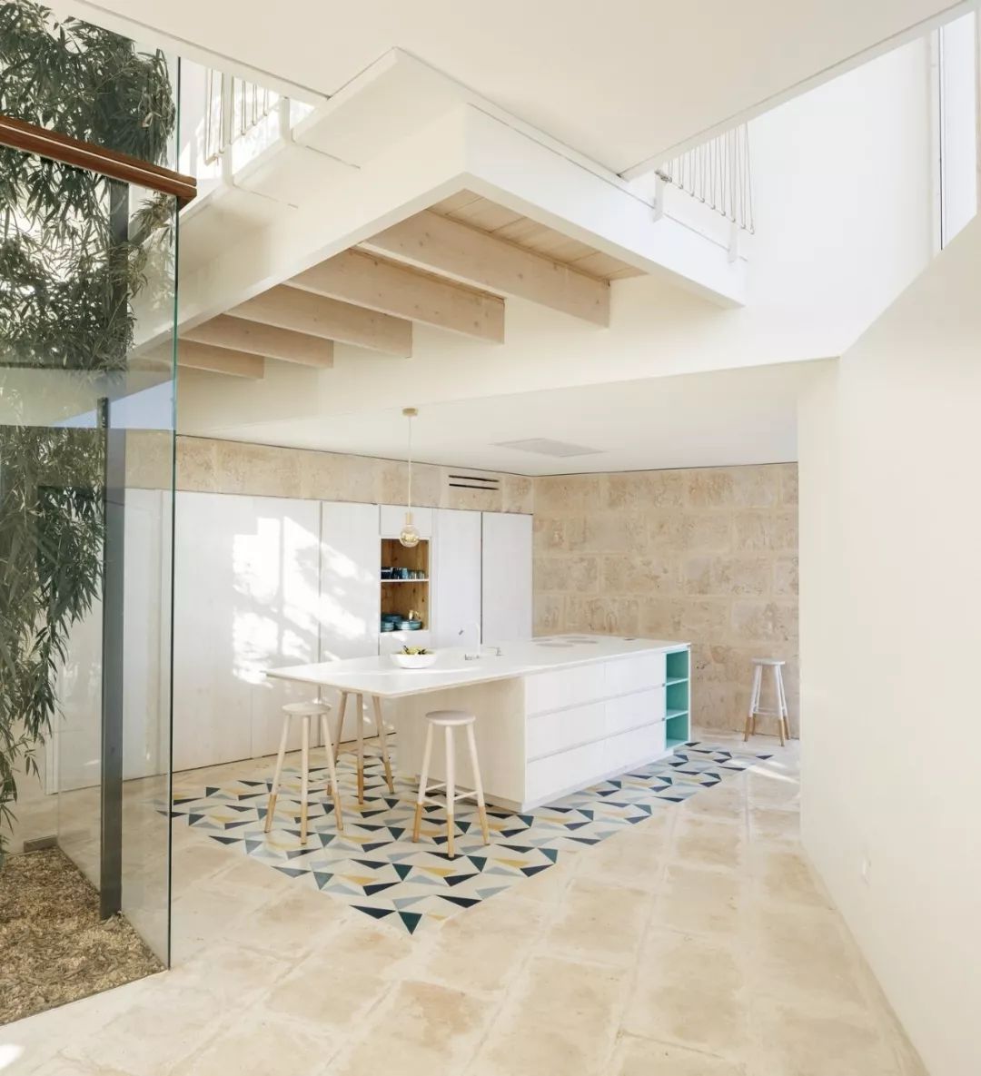 西班牙马略卡岛岩石山坡上的现代方盒子住宅-16