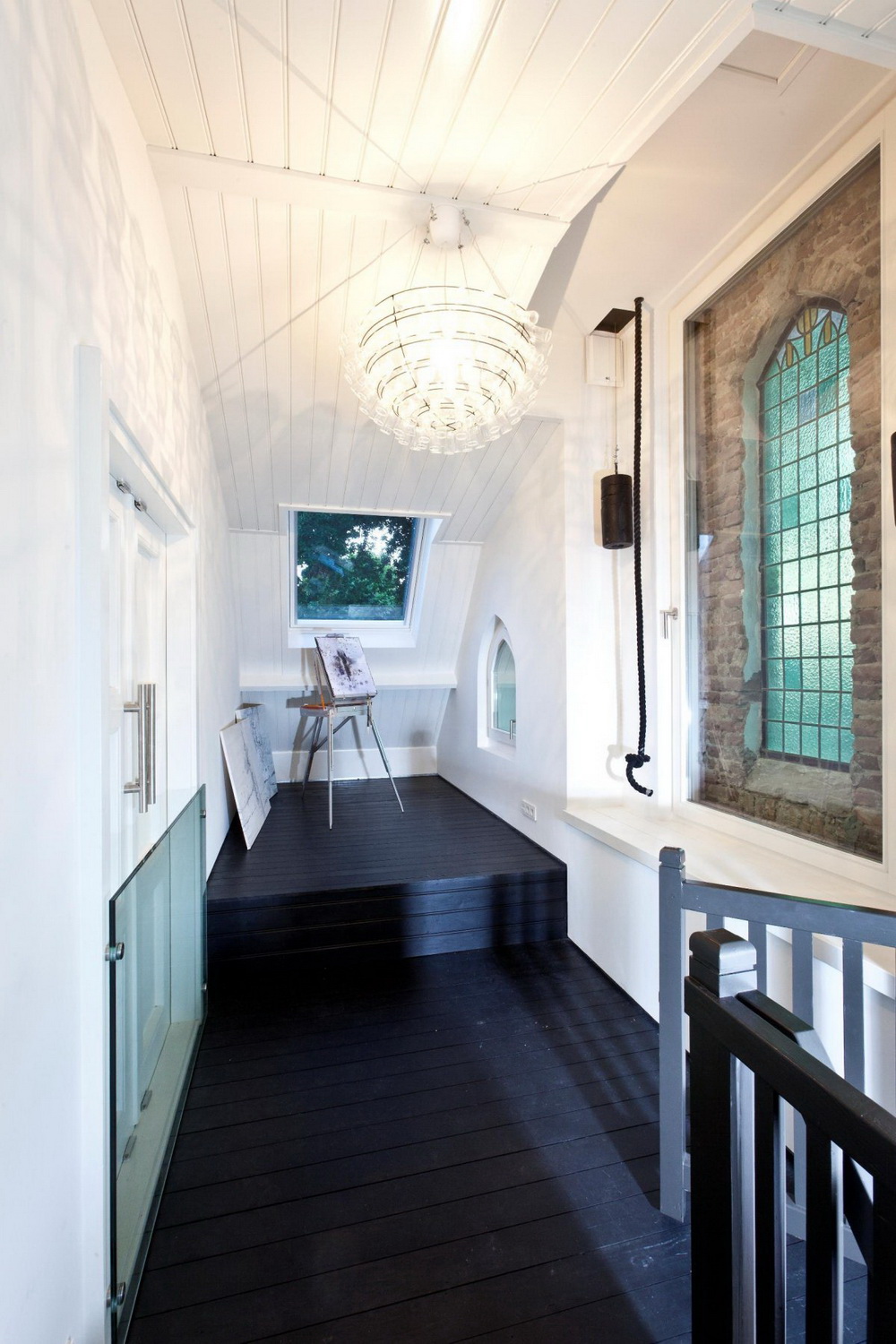 荷兰旧教堂变身的单层阁楼式小别墅-22