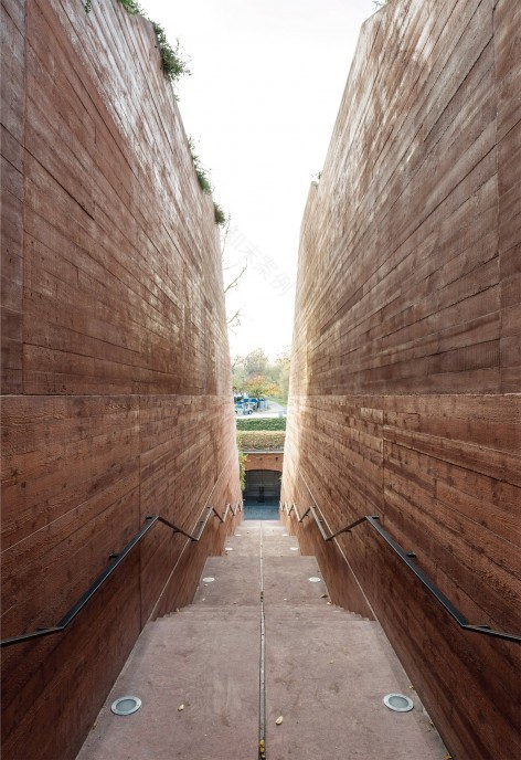 波兰卡廷惨案纪念空间-9