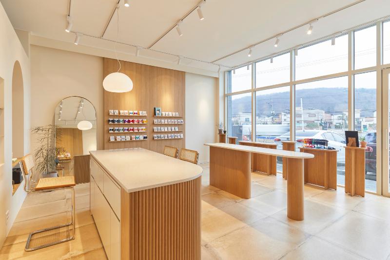 "白色与原木的 10 坪儿童家居店设计"-4