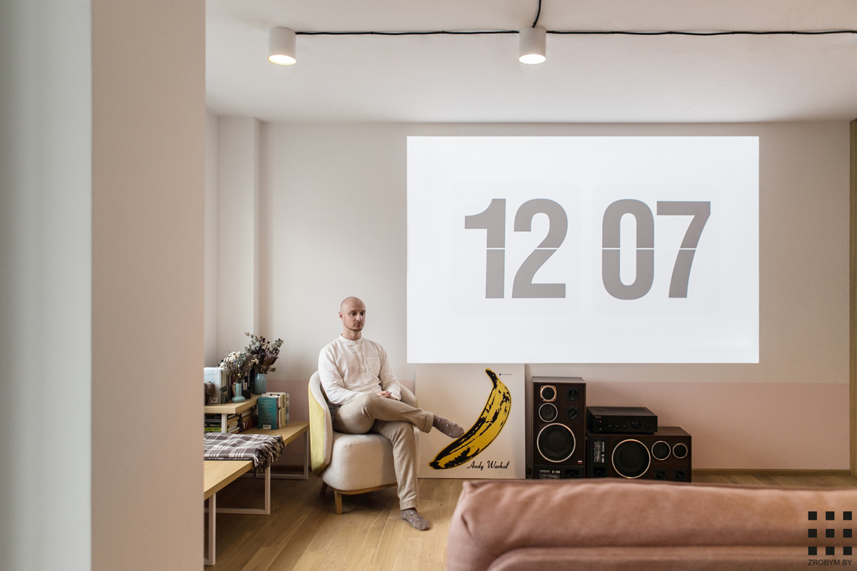 粉红与木，白俄罗斯46㎡单身公寓  Zrobym architects-1