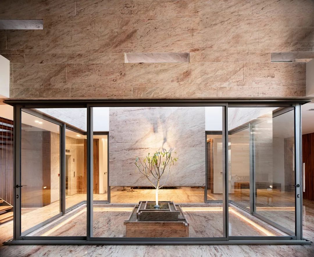 印度感性遇见西方想象的 Charged Voids 设计公司-35