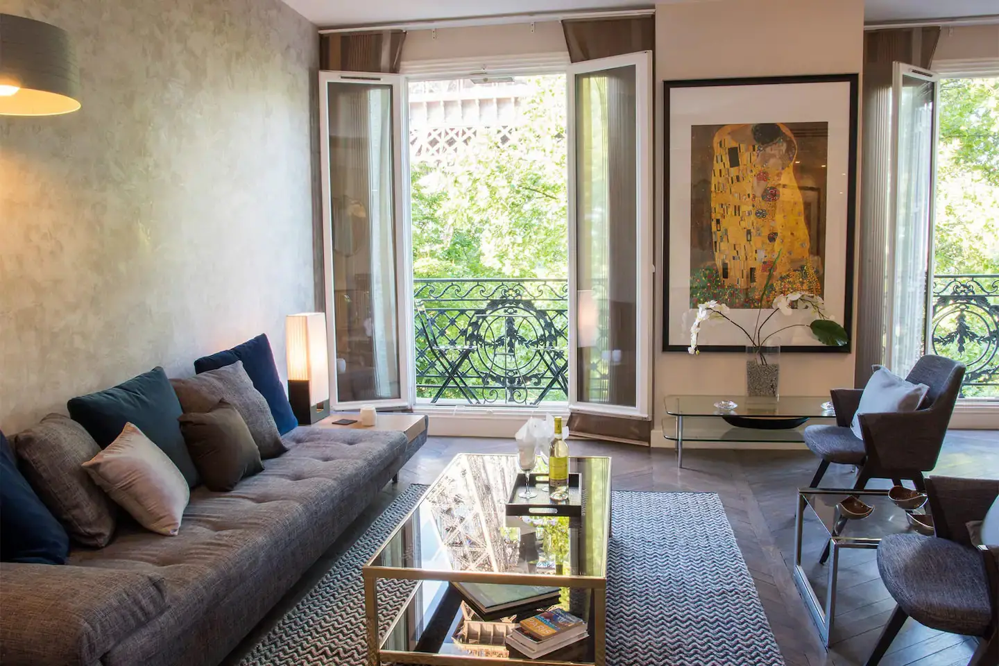 Un appartement classique à Paris avec une vue sur la Tour Eiffel-1