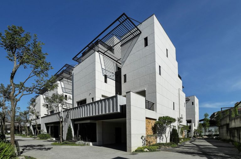 UCLA洛杉磯加洲大學籃球運動場：一個帶有魚鰭狀嵌板與波浪屋頂的建築。 - WEHOUSE-7