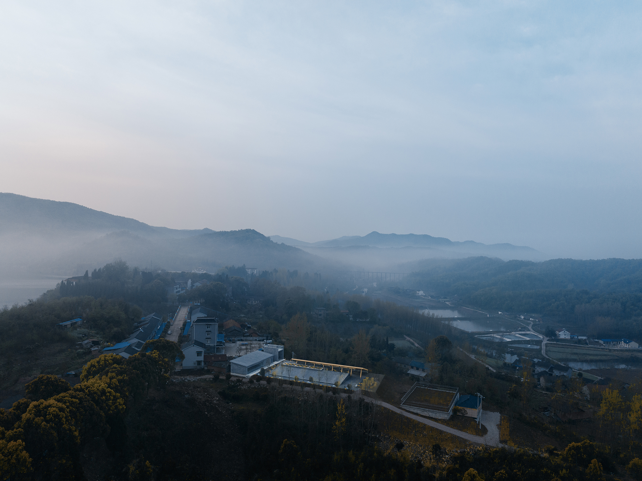 屋盖与台基的重组：青龙湖瞭望观景亭 / F.O.G. 建筑事务所+华中科技大学见微知筑工作室-2