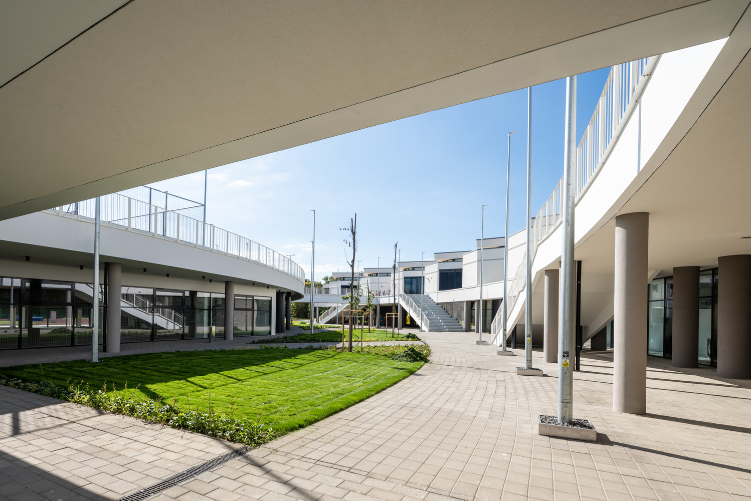 匈牙利国际学校 | 融入自然的圆形设计-22