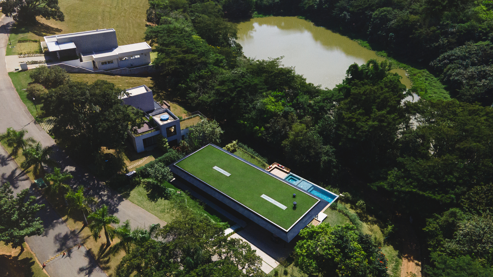 融入自然的现代绿意住宅丨巴西圣保罗丨Belluzzo Martinhao Arquitetos-38