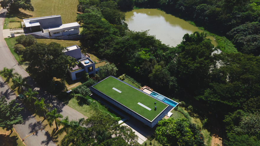 融入自然的现代绿意住宅丨巴西圣保罗丨Belluzzo Martinhao Arquitetos-38