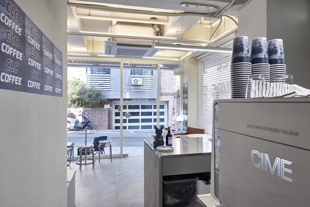 13 平卡佩特里尔的极简咖啡厅设计-10