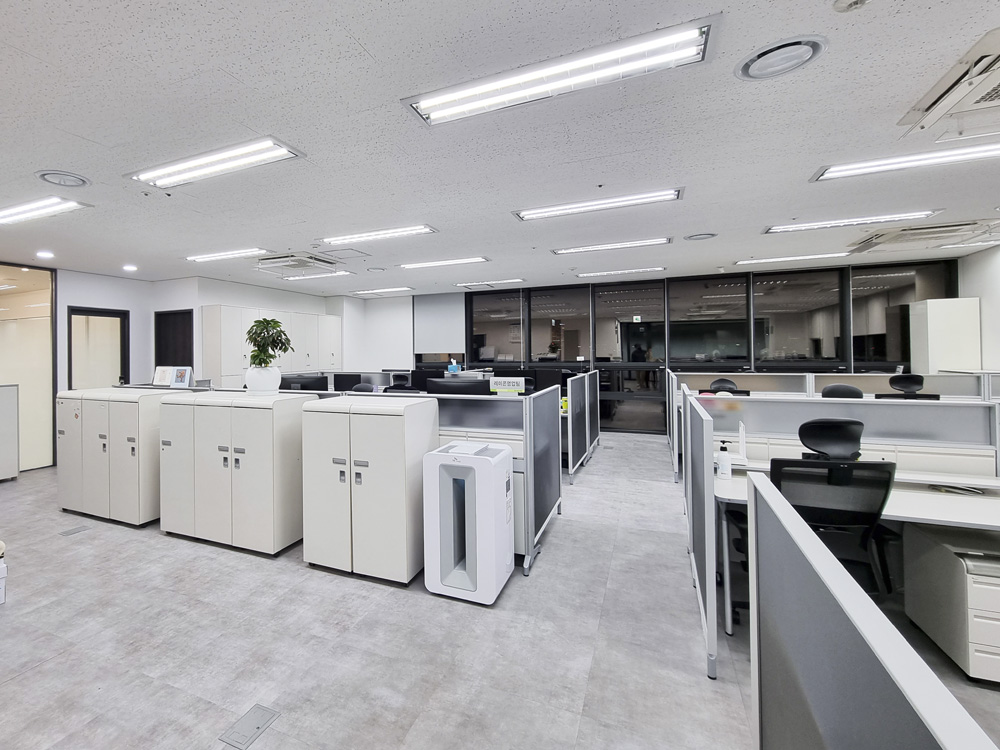 汉艺时论 | 白色调打造 47 平米极简办公空间-3