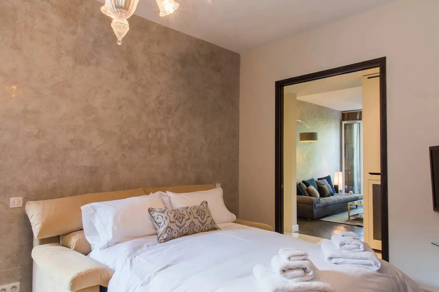 Un appartement classique à Paris avec une vue sur la Tour Eiffel-11