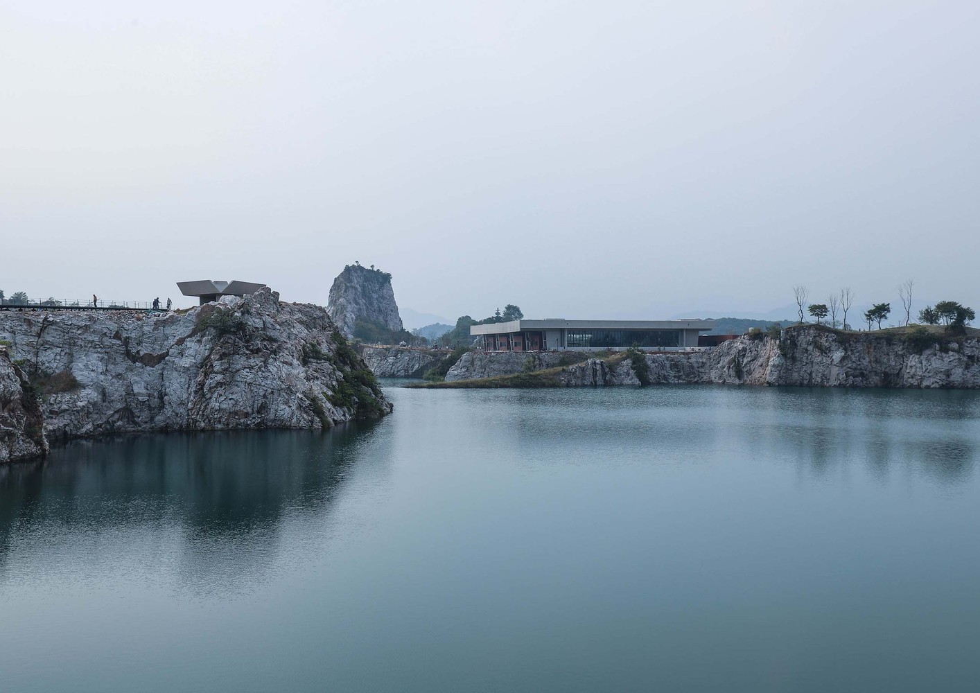 无锡清龙山公园多功能厅 · 矿坑奇迹与自然的和谐共生-12