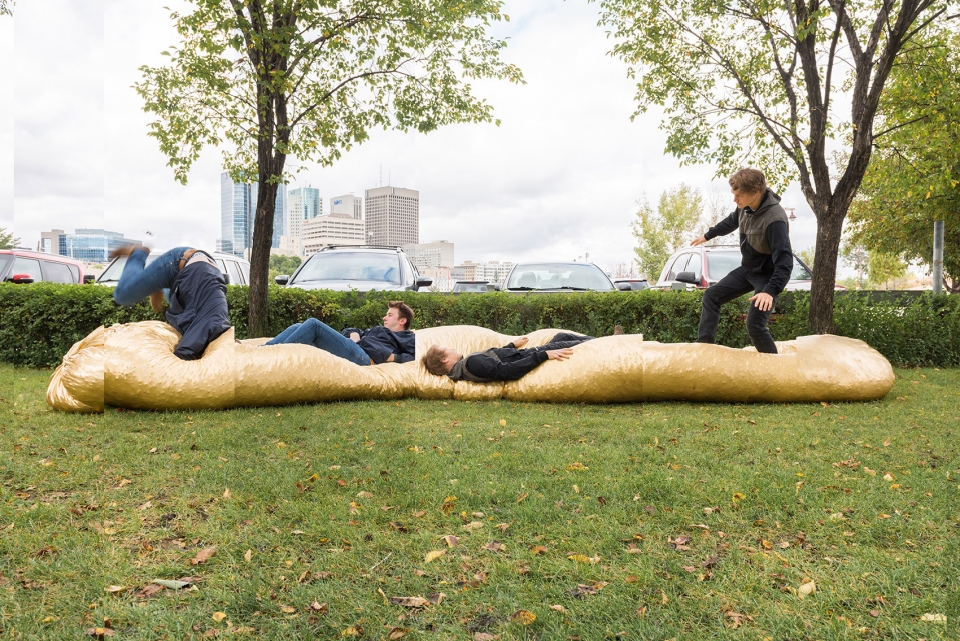 BLASST 公共长椅 | 金色泡沫的街头艺术-14