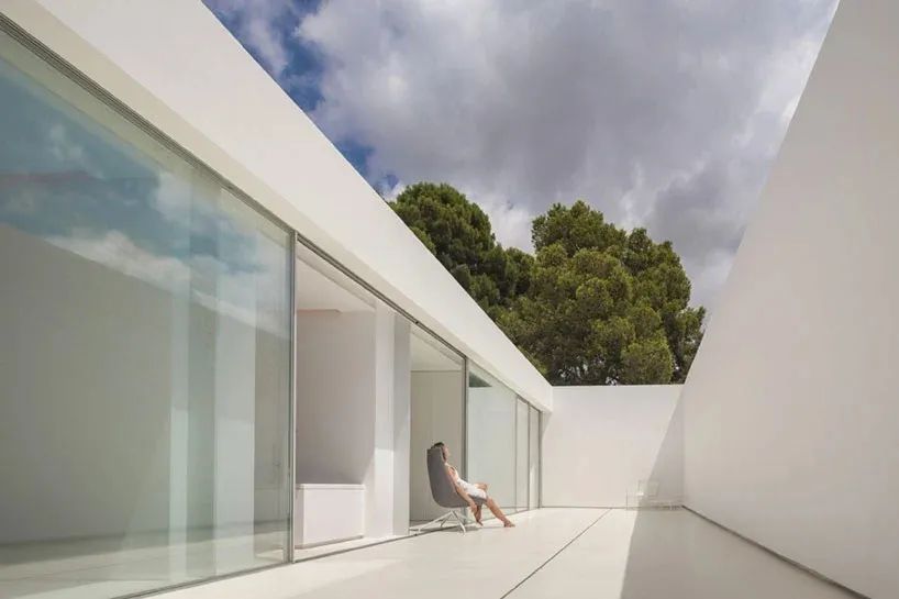 西班牙巴伦西亚“寂静之屋” | 半埋入式极简美学-24