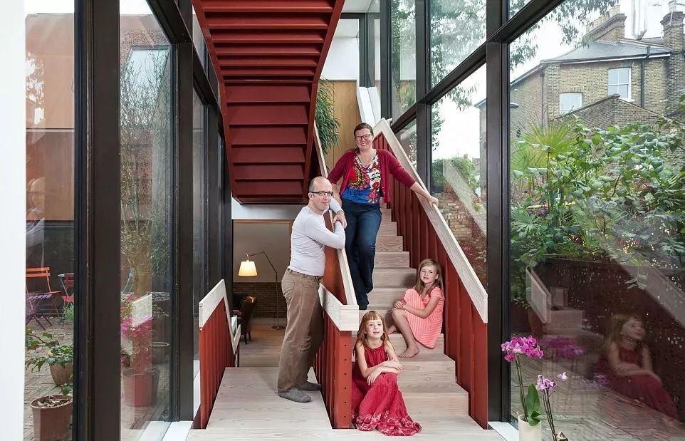 买不起“学区房”，他带2个女儿住进破马厩，花4年爆改，市价3300万!-12