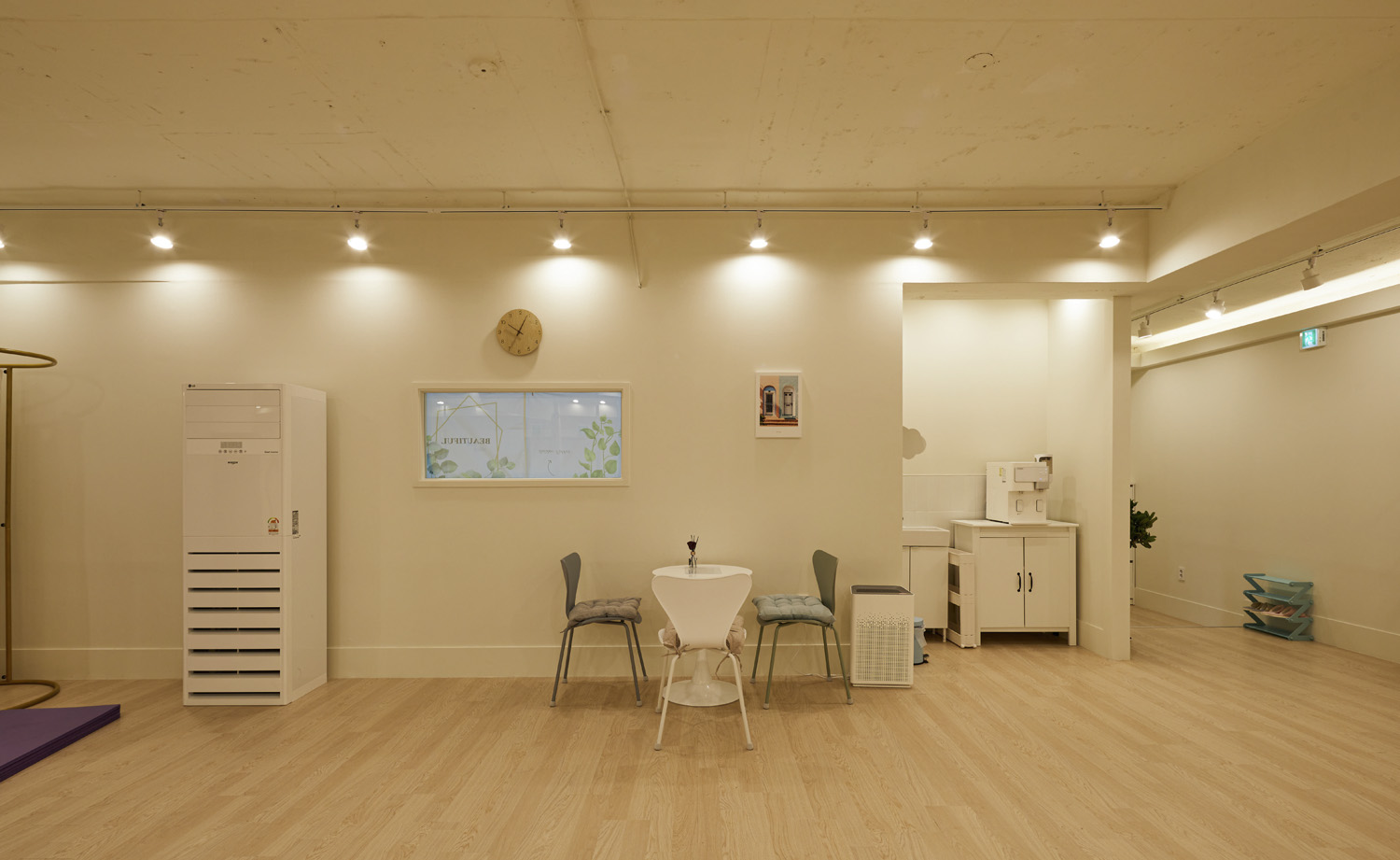 35 平米的极简钢琴工作室 | 干净利落的设计让人耳目一新-6