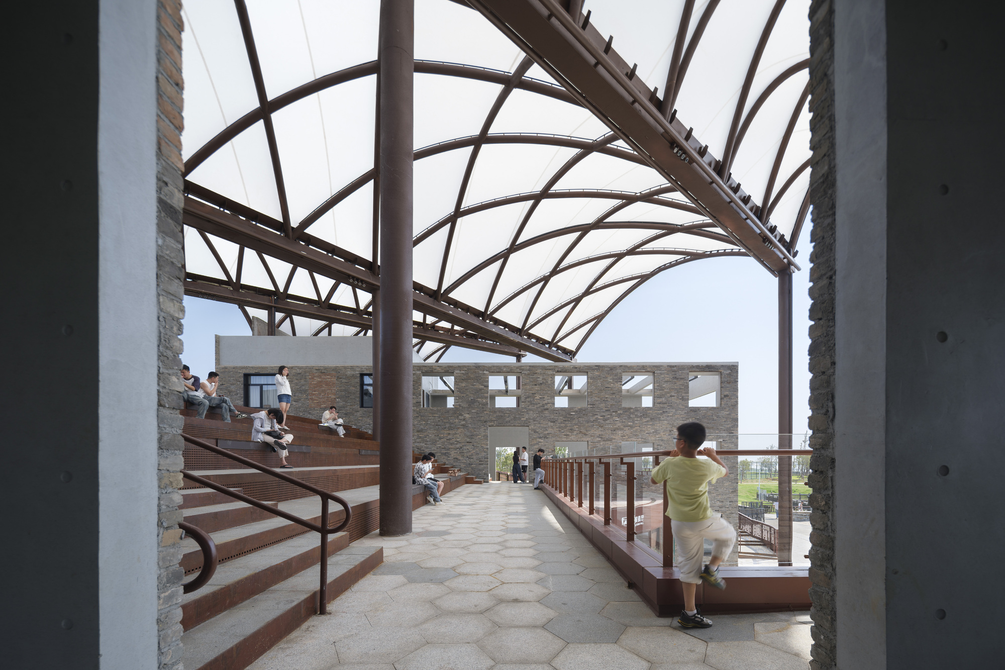 Yueyang Hualinggang Pier Tourist Center / WANG HUI | URBANUS-37