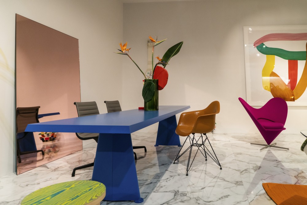 Stylish Ways To Add Bright Blue Color Accents To Your Home-4