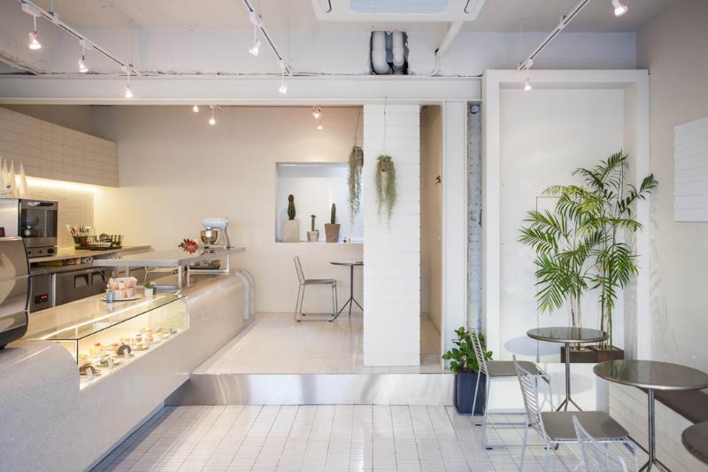16 坪现代白色极简风格蛋糕店设计-6