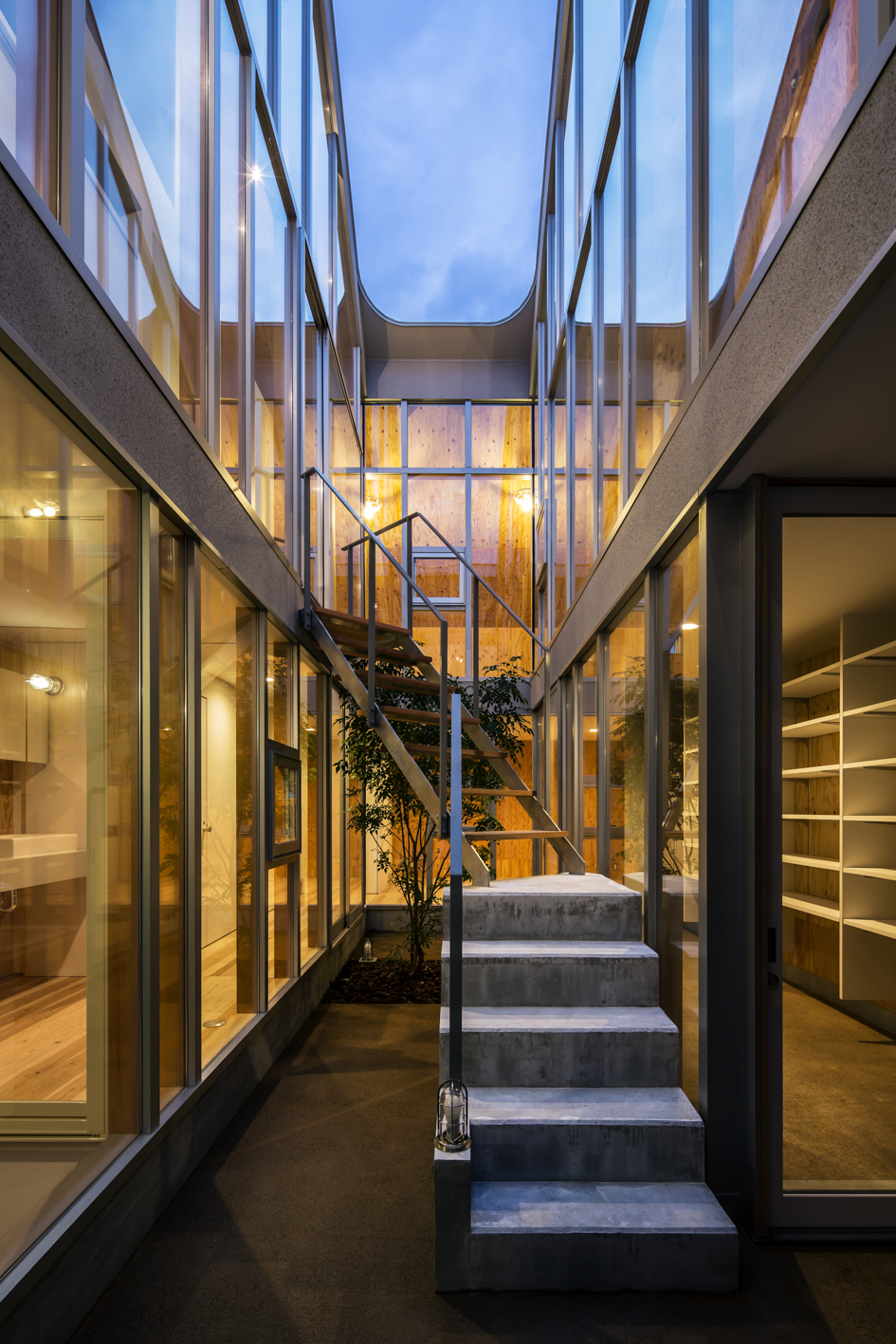 双屋共生,绿意盎然的家庭住宅-29