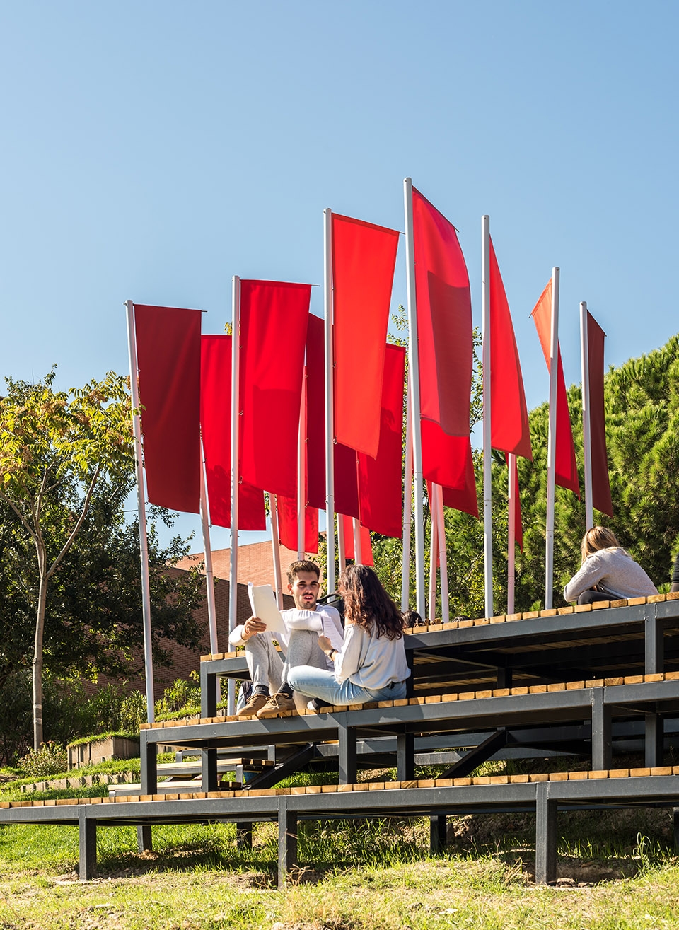 马德里戏剧学院“El Olimpo”公共空间 · 校园荒地的创意改造-17