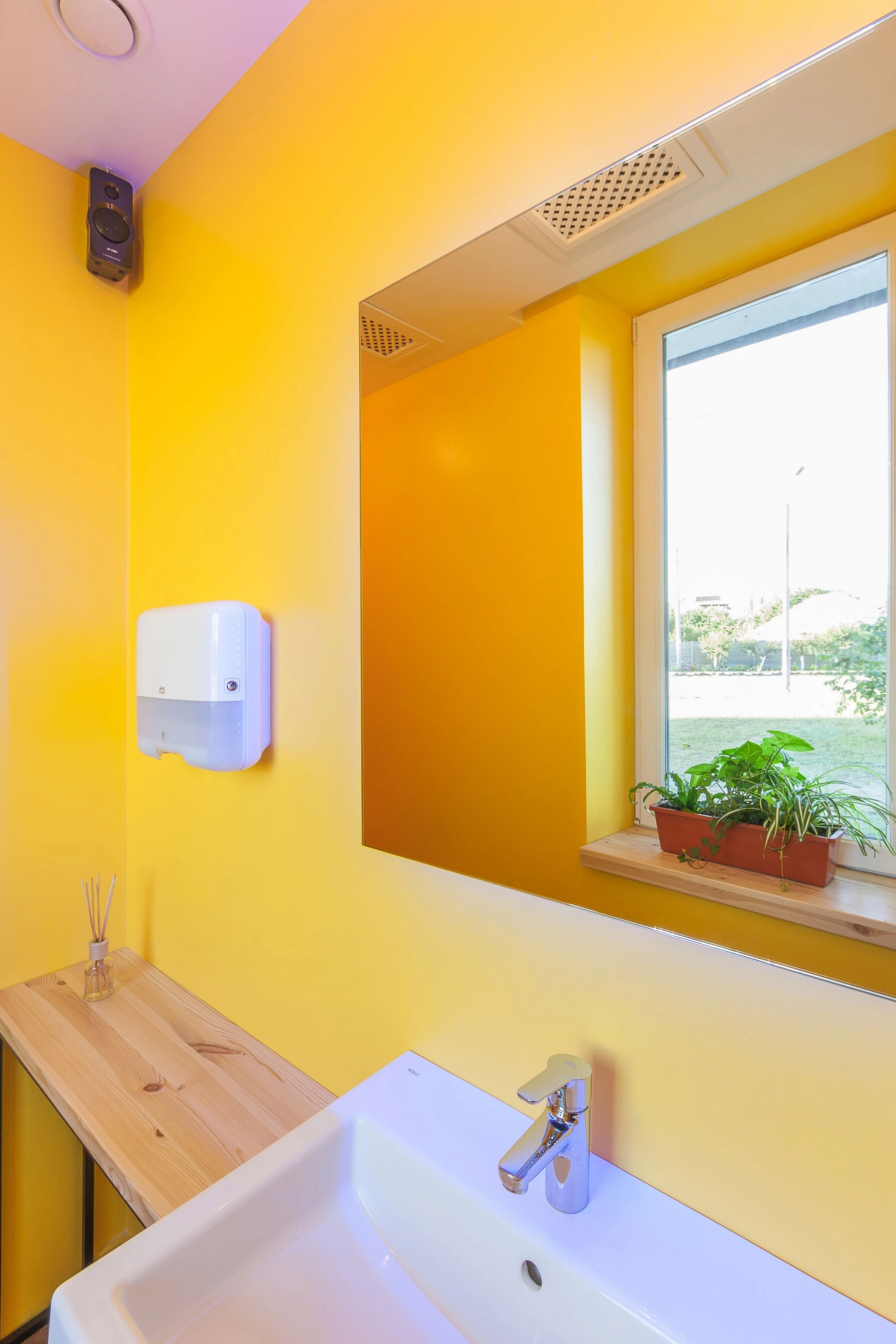 乌克兰 PENKA 咖啡吧 | 木质温馨空间与创意金属灯饰的完美结合-27