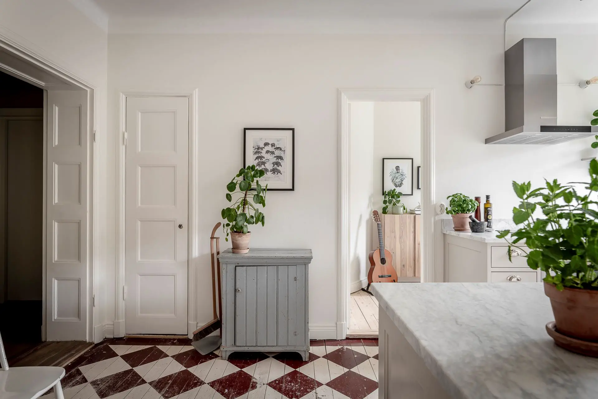 红白棋盘地板 | 古老公寓的现代魅力-8