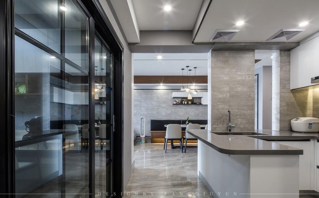 灰色调开放式家居设计,巧妙收纳空间利用-27