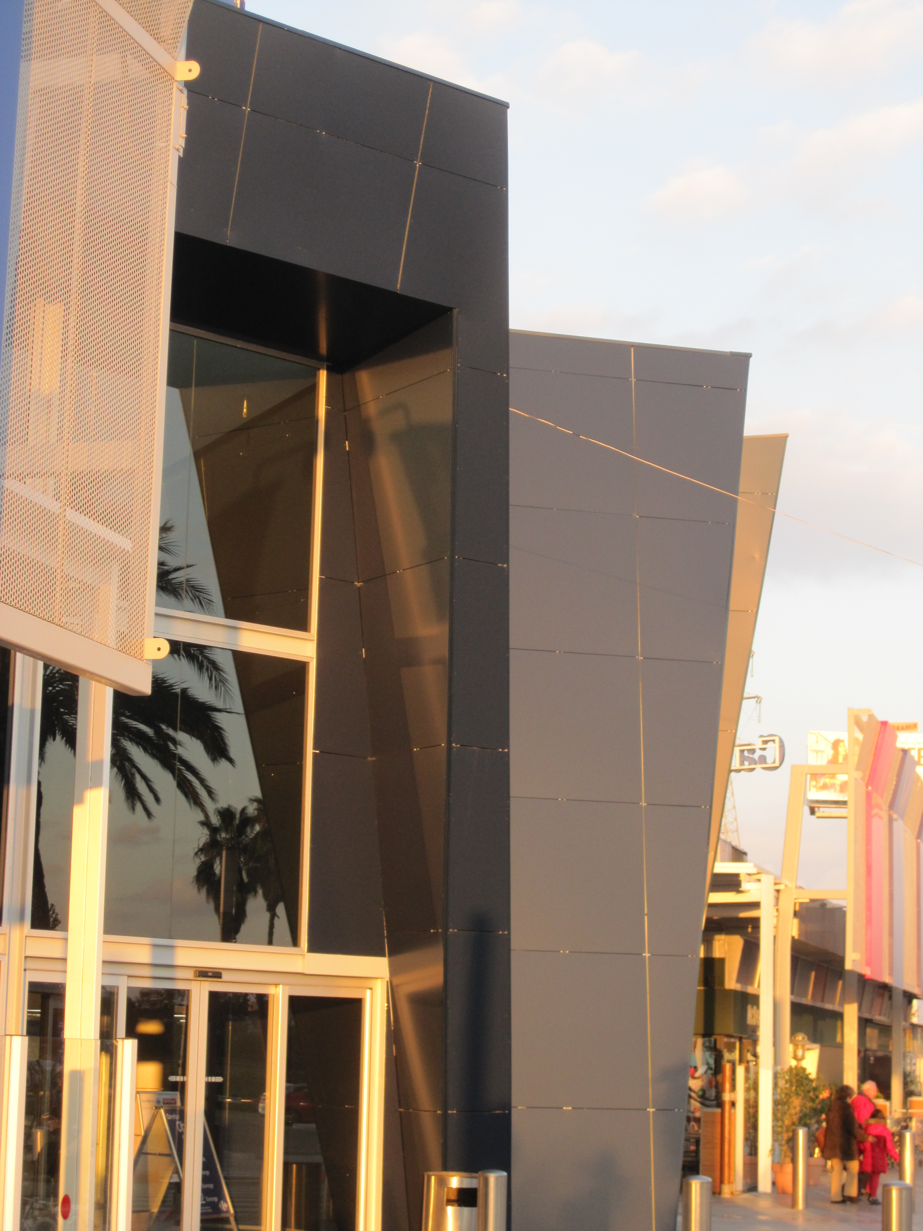 阳光下的购物中心复兴设计-11