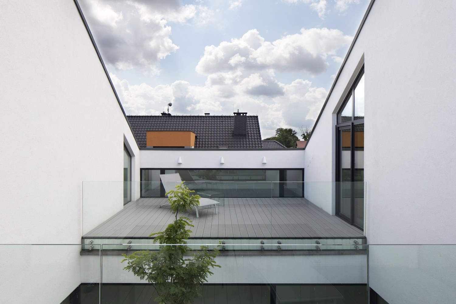 波兰南部森林中的现代简约住宅-29