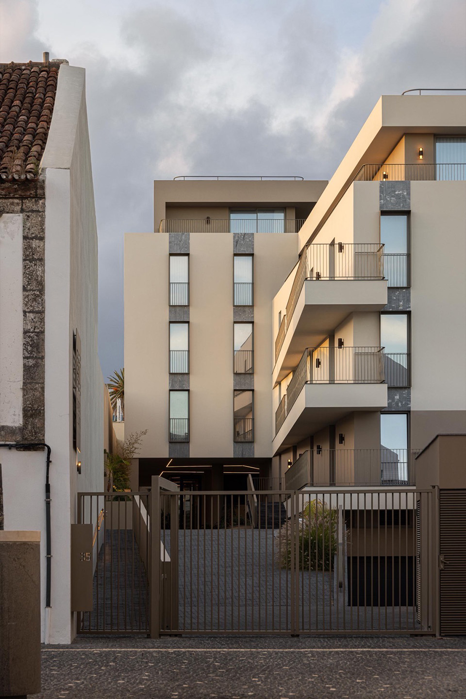 ERNESTO DO CANTO住宅区丨葡萄牙蓬塔德尔加达丨BOX arquitectos-195