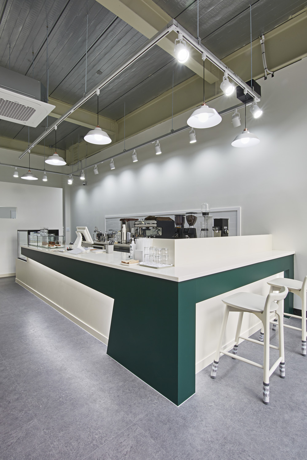 色彩点睛的 14 平米咖啡厅，打造温馨小空间-6