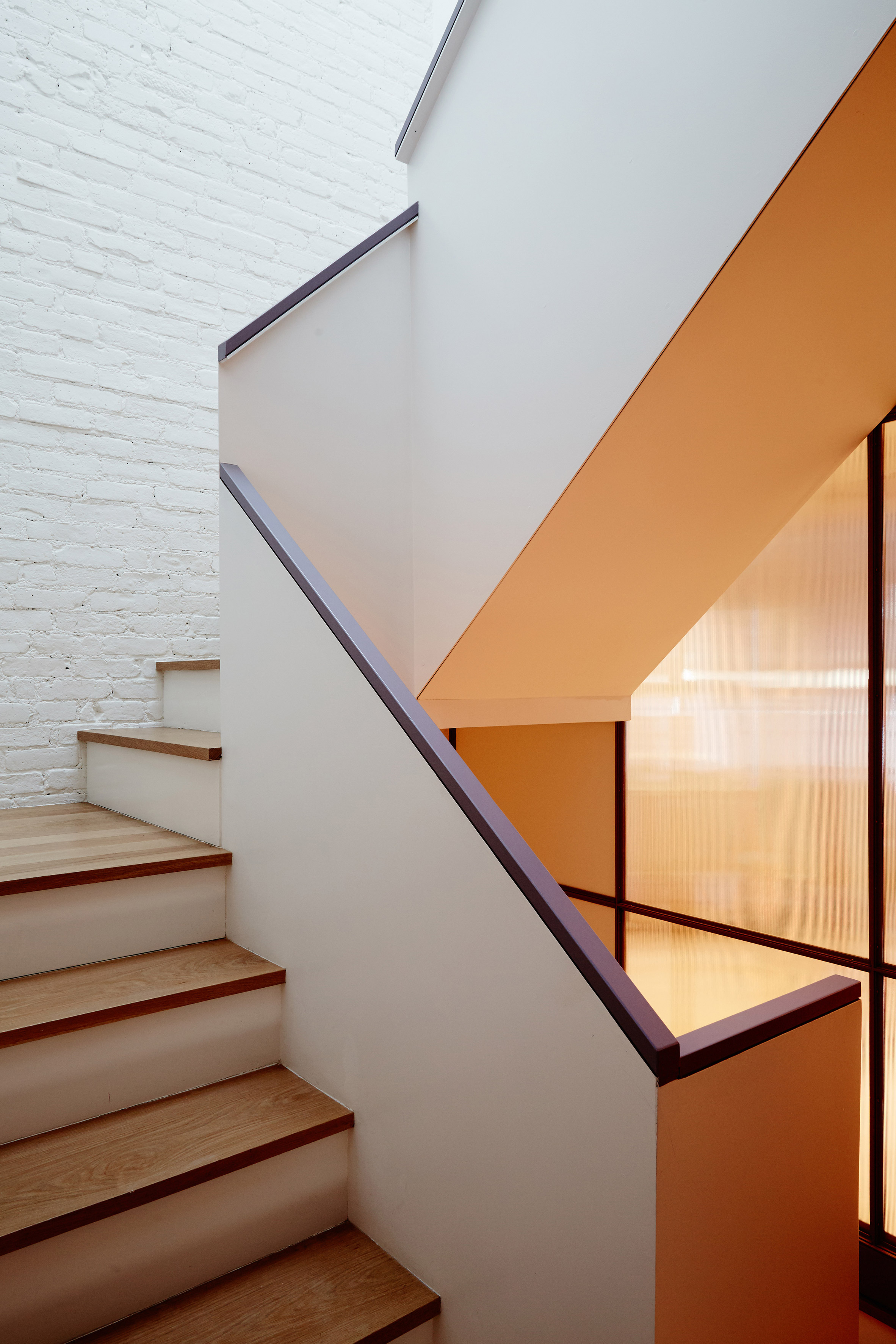 GRT Architects creates fluted glass stairwell for skinny Brooklyn townhouse | Dezeen-10