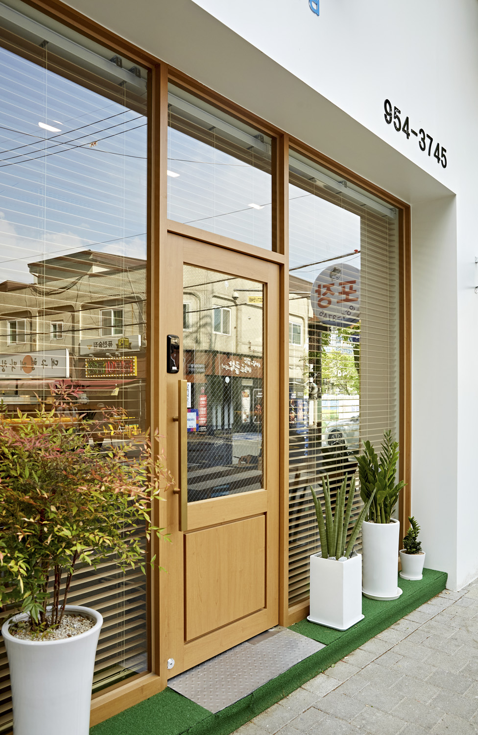 10 坪极简主义烤鱼店，品味温馨与时尚-16