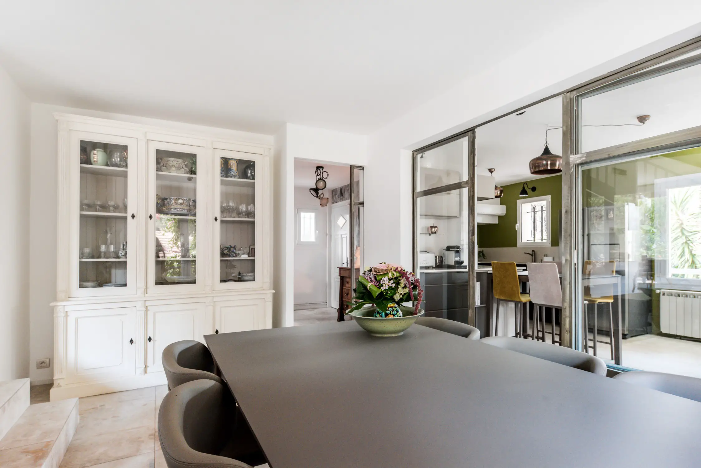 南法当代住宅 | 异国风情壁纸点亮现代设计-6